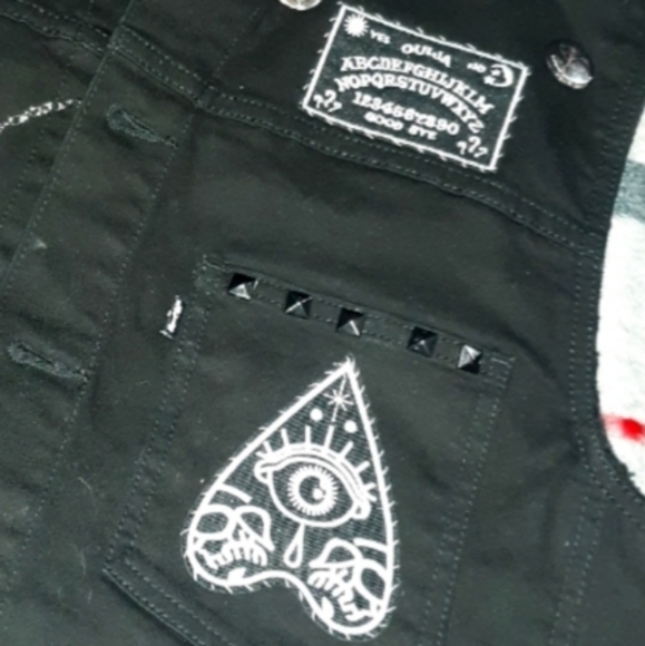 SOLD ❤️🔥Host Pick!❤️🔥Radass levis ouija board gothic horror vest! Black tag! - Picture 8 of 12
